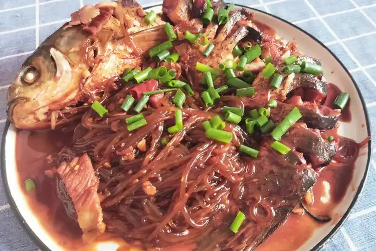 谁说粉条只能炖猪肉,你绝对没见过的粉条炖草鱼?味道出乎意料