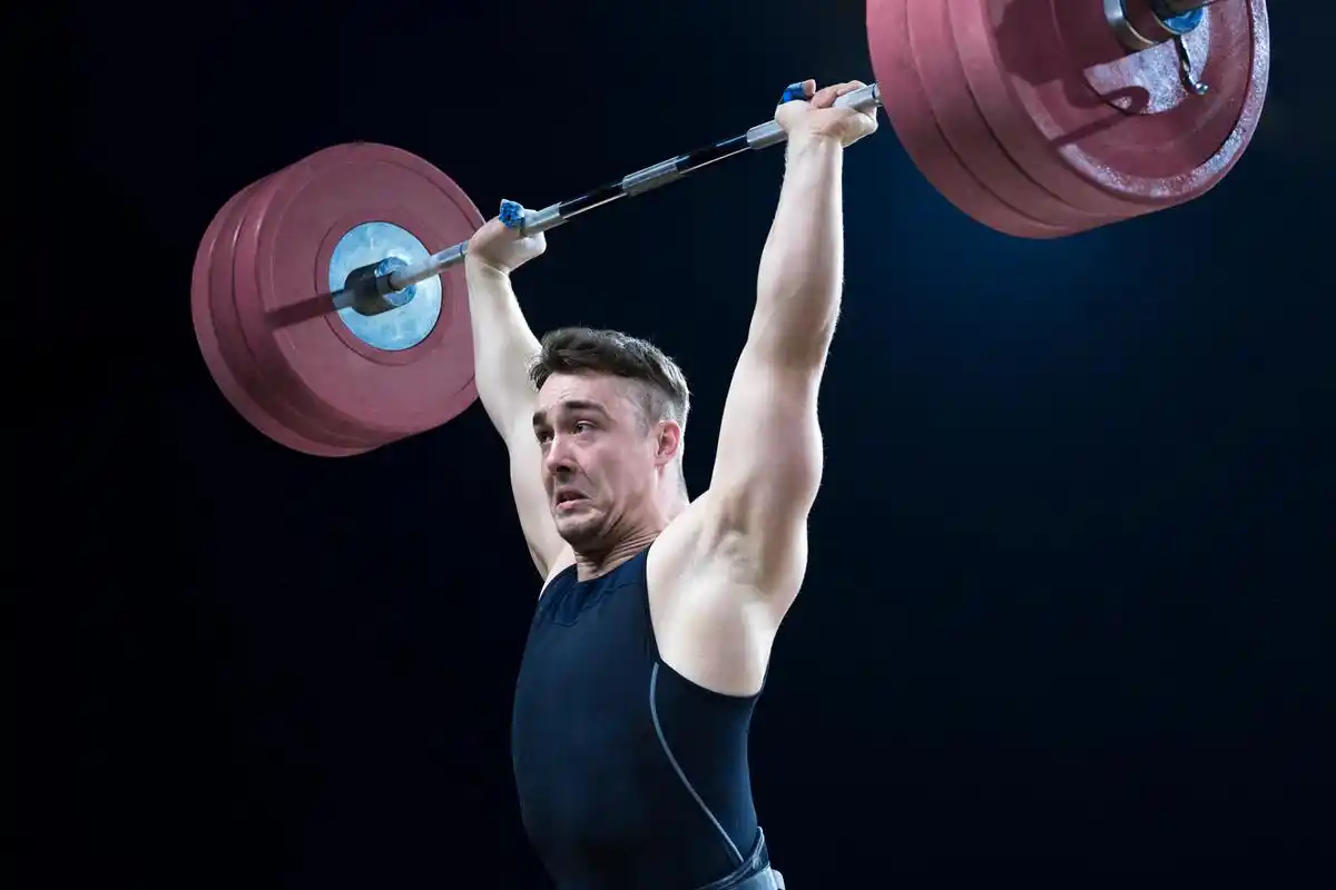 健身网红举重时遭杠铃压断脖子去世  网红健美运动员贾斯汀·维姬在