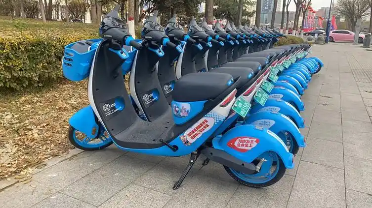 电动车消防主题展位上,哈啰运维向参会市民发放电动车消防安全知识