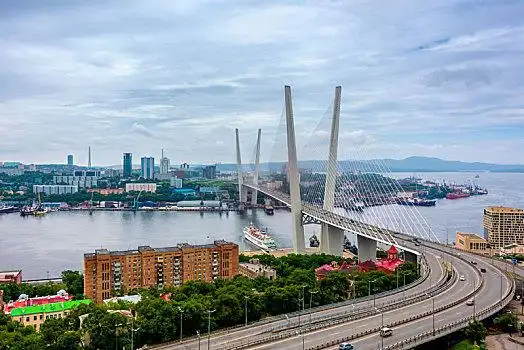 俄罗斯海参崴鹰巢山观景台拍金角湾大桥风光