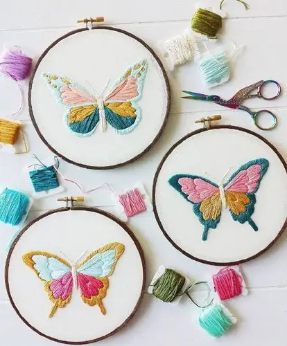 手工刺绣出的花草图案