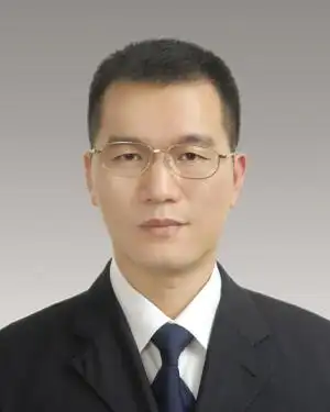 p>朱知君,出生于1975年11月,温岭市大溪镇人,1996年9月参加工作,中共