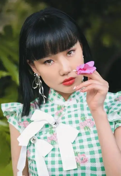 兼具东西方气质的独特魅力_黄龄