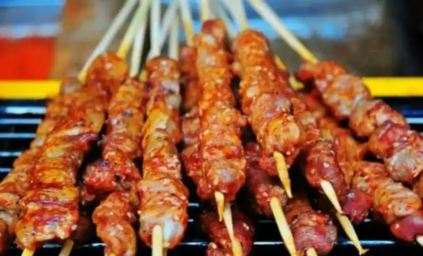 纯鲜羊肉串一元一串,烧烤约起来!