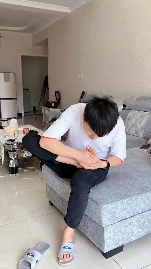 那么喜欢闻你的大臭脚,那我就让你闻个够!