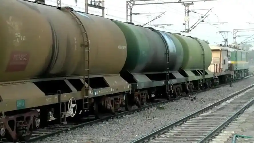 印度铁路的油罐火车,这速度真是令人称奇
