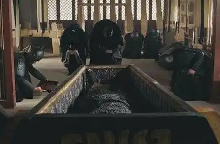 讨好曹操,一方面也是嫁祸于曹操之使然,让刘备痛恨以至与曹操决战