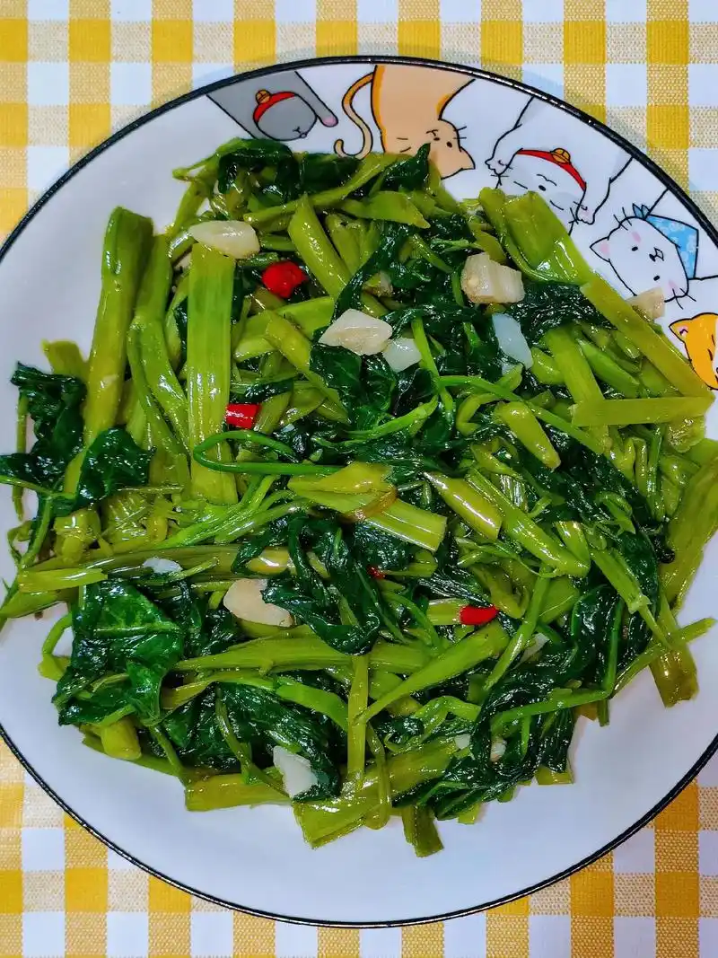 空心菜这样做日常又好吃.食材:空心菜 蒜头 小米辣 做法:  - 抖音