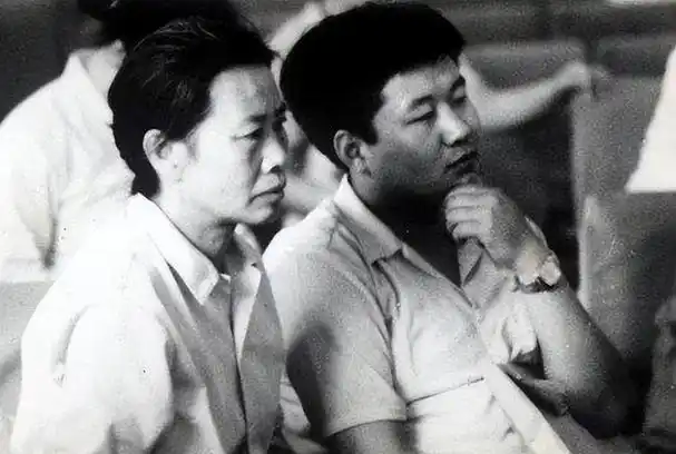 牛振华:从厨师逆袭为著名笑星,酒驾离世19年后妻女情况怎样?