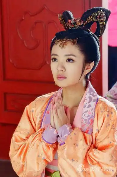 安以轩饰演的宫女邵春华电视剧《后宫》海报新浪娱乐讯 由拉风娱乐