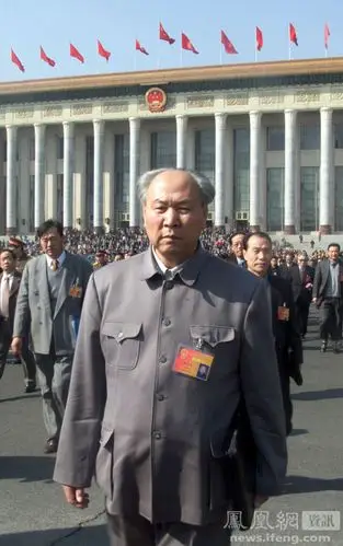 2000年3月9日,一名长相极像已故领导人毛泽东的人大代表走出会场.