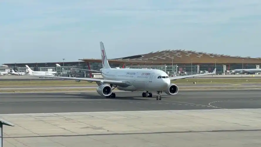 中国东方航空空客330-300单发引导滑行入位!