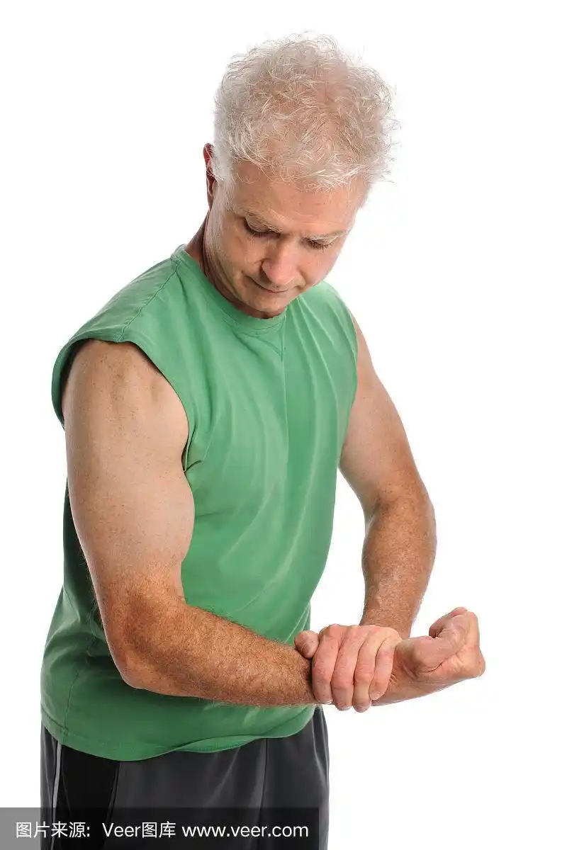 成熟的男人弯曲手臂