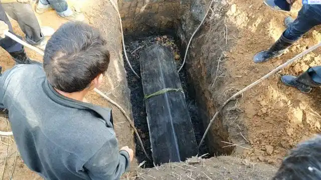 湖南农村土葬,这大棺材葬的好深,大家支持土葬还是火葬?
