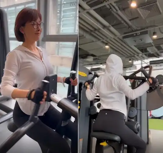 平日里,牛莉就喜欢晒一些自己健身的照片,样子看起来十分的专用,并非