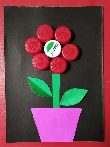 望海幼儿园中二班手工《瓶盖小花》