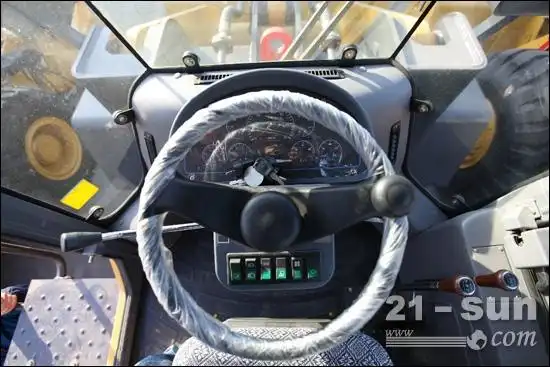 驾乘更舒适整车外观升级,采用新式驾驶室,机罩,喷涂方案等,更加美观