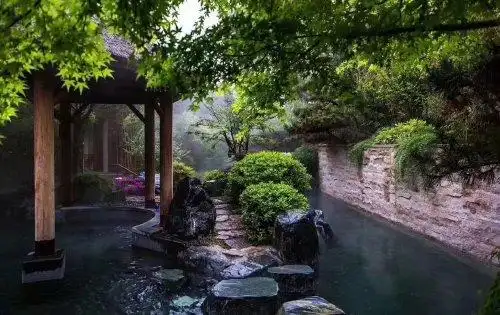 高新骊山下的院子动态:小区温泉,下雨天泡温泉更舒服-西安安居客