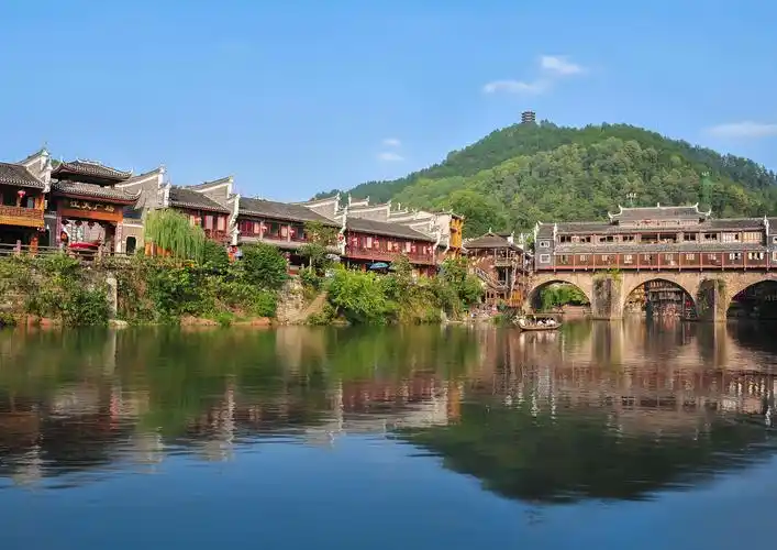 茶峒古镇旅游攻略 茶峒古镇坐落在湘西山区,紧临赫溪河,环境幽静,空气