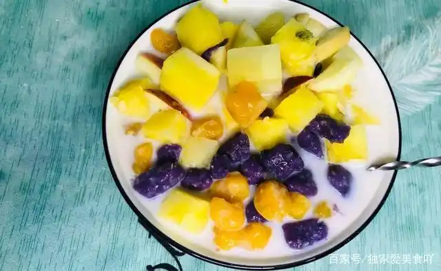 食用方法 放凉后的芋圆捞出,加入喜欢的水果,倒入椰汁,人间美味!