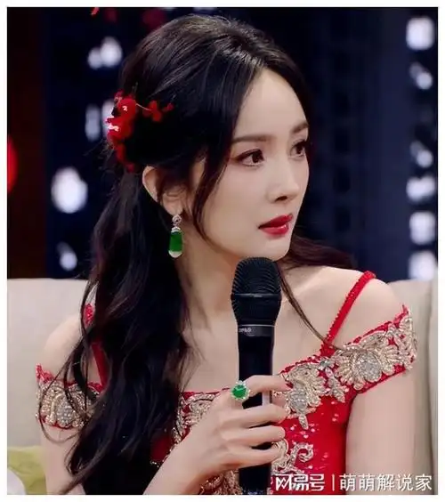 杨幂百万珠宝上阵,唐嫣一枚胸针80万|礼服|耳环|2024甲辰龙年春晚