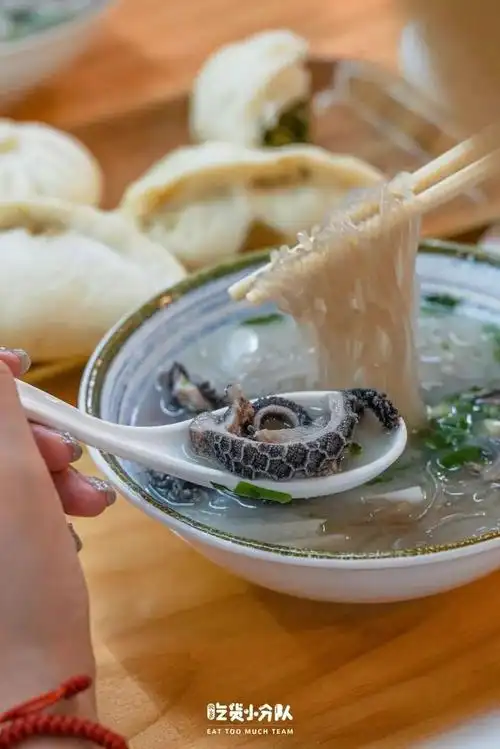 00晋阳饭庄晋阳饭庄最近凭借【盘龙肉饼】又小火了一把,他家菜单上