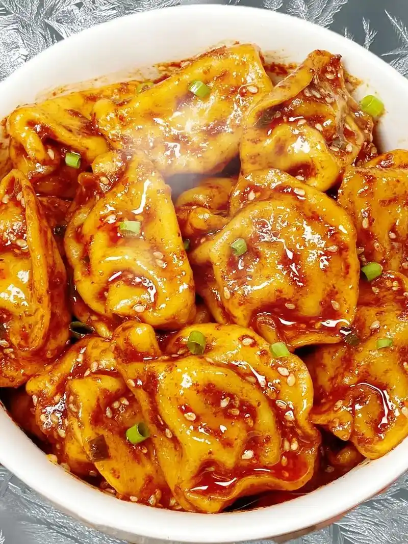 干拌饺子.一整个把我香住了,呜呜呜太香啦!饺子裹满酱汁,连炫 - 抖音