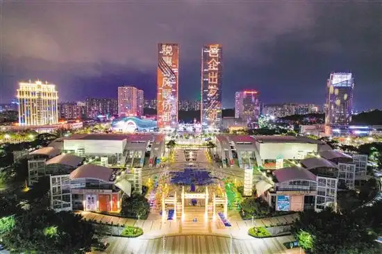 江门万达广场亮起了税宣标语.