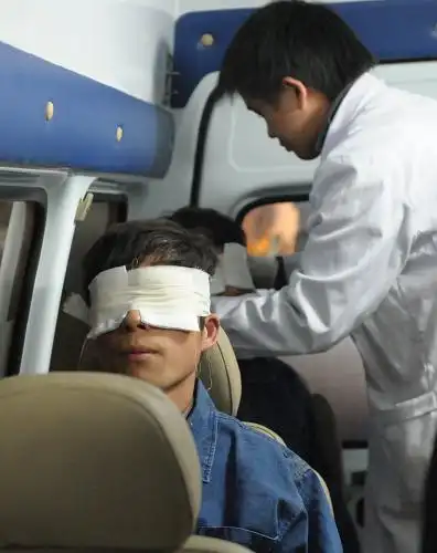 2月6日,医务人员正在为获救被困人员的眼睛蒙上纱布.