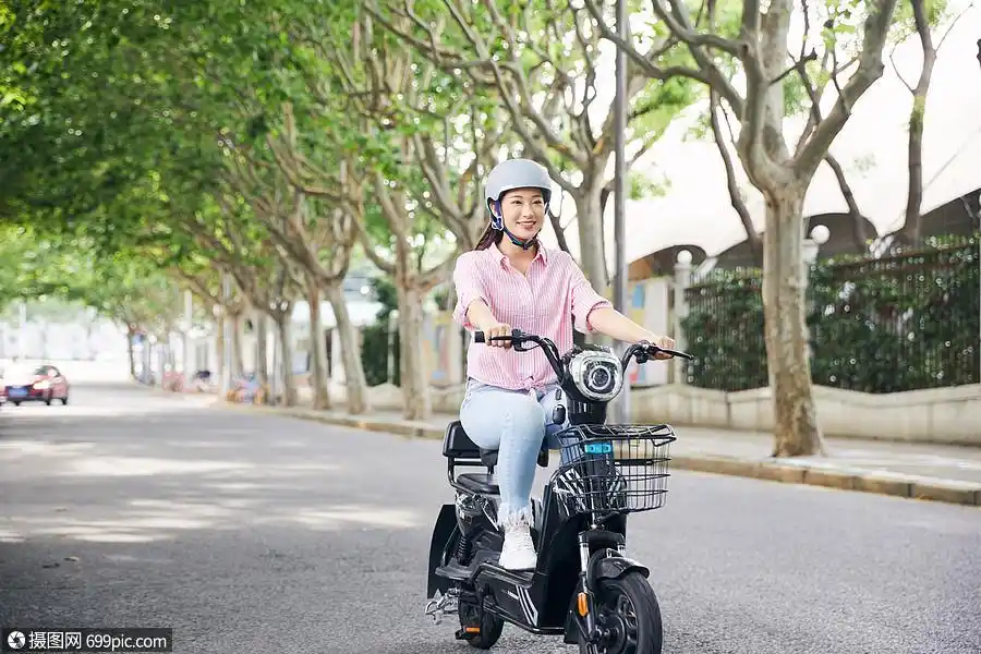 美女骑电动车低碳出行
