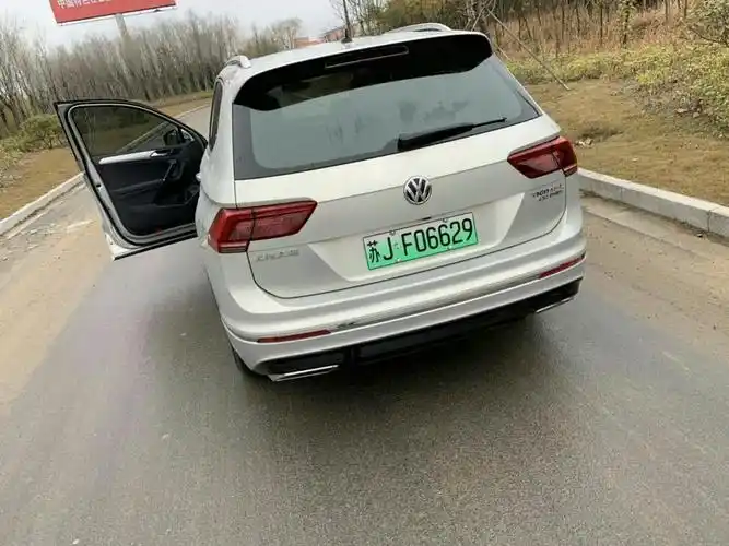 绿色的车牌是新能源汽车的体现