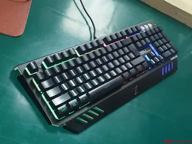 出一批磁动力zk1600金属拉丝键盘游戏背光键帽发光键盘网咖游戏键盘