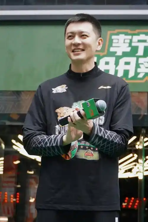 北京时间5月26日,辽篮传来最新消息,杨鸣赴约,手帝成带头大哥