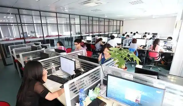 "神仙工位"走红,办公桌旁边就是床,过来人:真以为是体谅你?