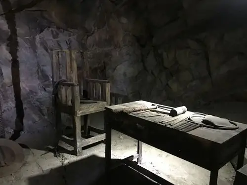 渣滓洞牢房里令人恐怖的刑具