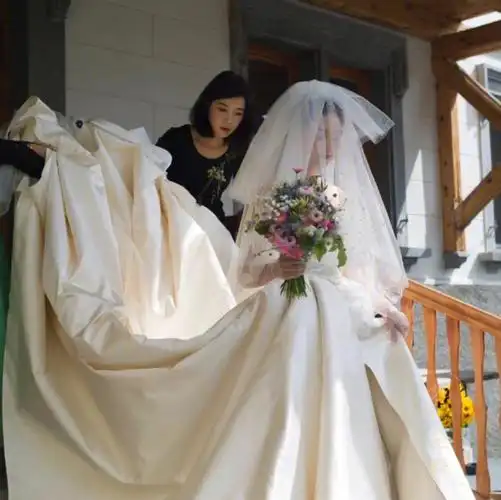 晚晚同款缎面婚纱