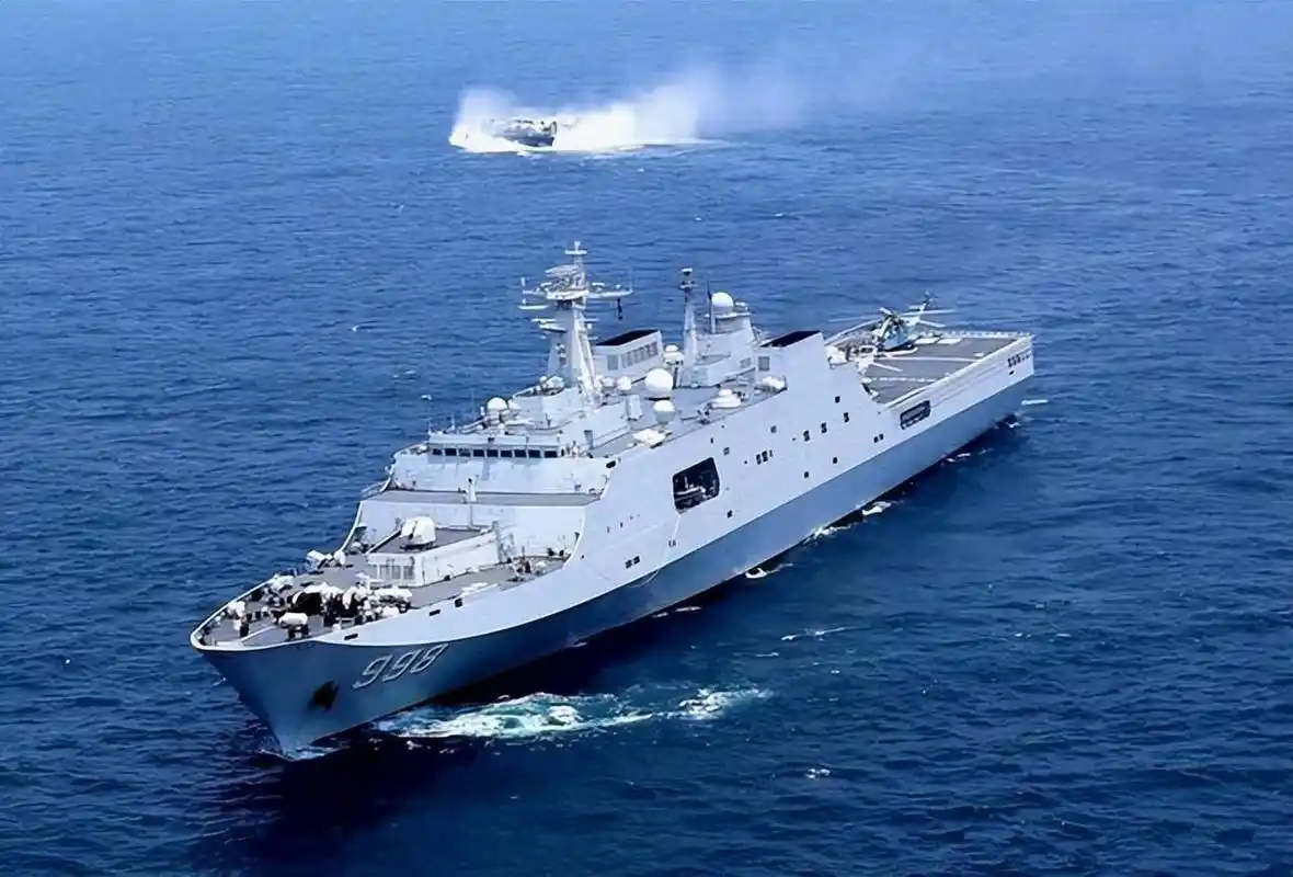 一款"夺岛神器"071型船坞登陆舰,这款排水量高达2万余吨的战舰,能够
