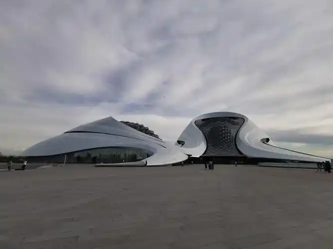 小剧场(400座),建筑采用了异型双曲面的外型设计,是哈尔滨的标志性