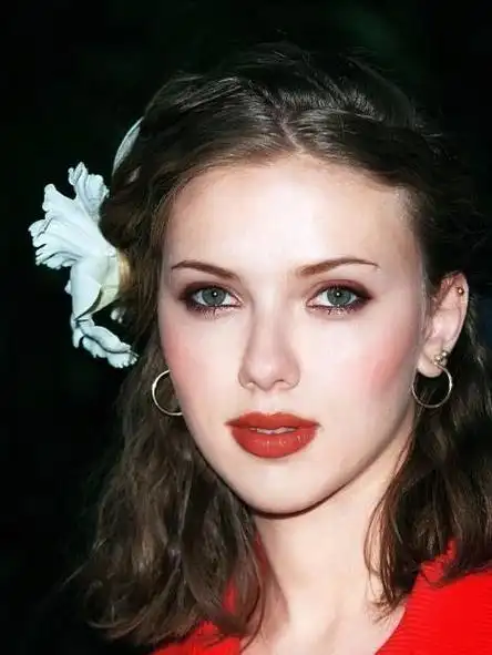 1984年,斯嘉丽·约翰逊出生即巅峰:爷爷是导演兼编剧,母亲为犹太裔