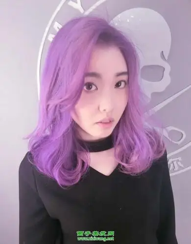 五款女生紫色长发 示范女生紫色中长发发型打理教程