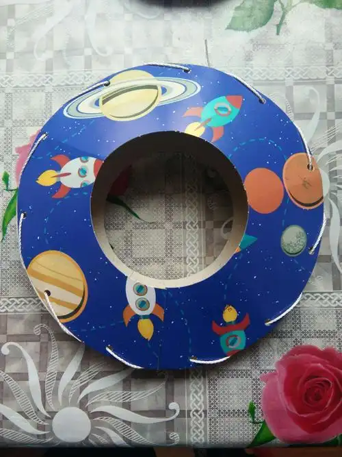 小朋友自己制作的小飞碟