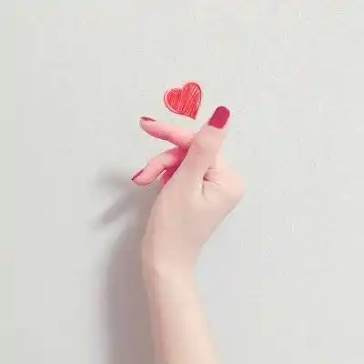 比心手势图片头像 拿心手势的女生头像只有手 - 微信头像 - 潮人个性