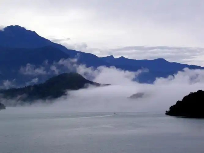 p>日月潭位于 a target="_blank" href="/item/中国/22516505" data