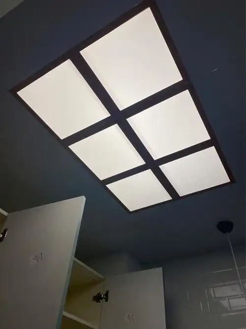 买了六个透明扣板做的大块吊顶灯