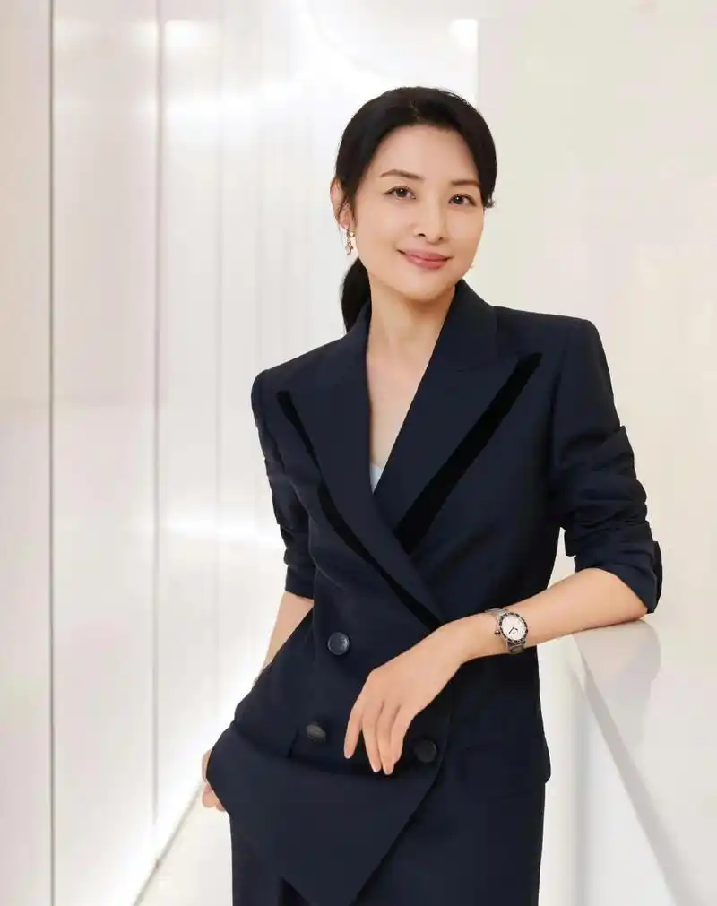 4月22日,55岁的周涛为某奢侈品拍摄了一组大片,她换了几套衣服,但都是