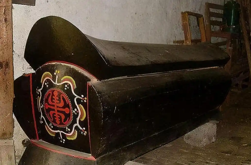 农村丧事所用的棺材,会刻上福或寿,这是为啥