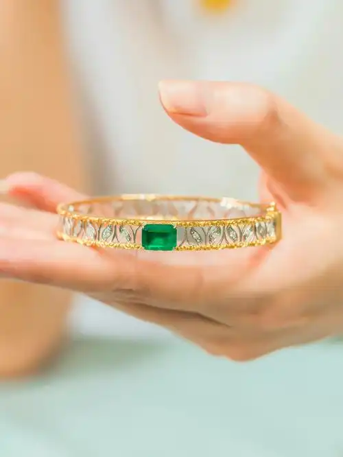 高贵气质的秘密藏在腕间的祖母绿手镯里