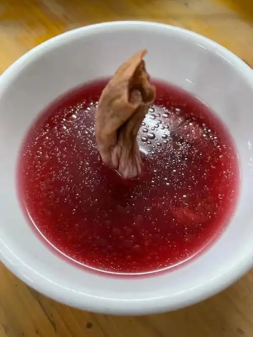 红菇!红到发紫的一款,汤色一流,还有十斤,550一斤.煮几分钟得了!