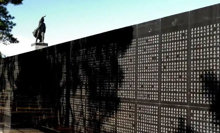 烈士墙,上面铭刻着辽沈战役烈士的英名