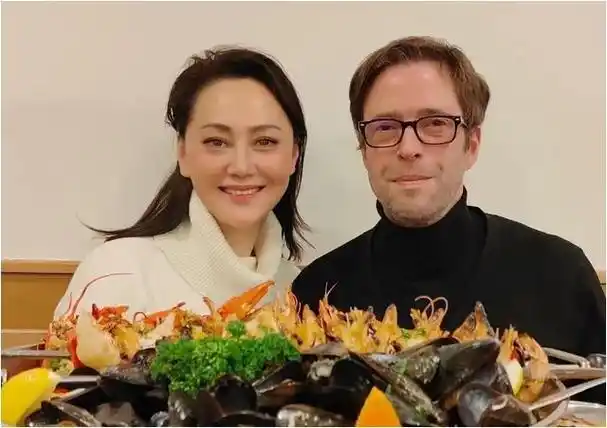60岁大宋佳在国外定居,自认对不起前夫,单身11年后嫁给老外